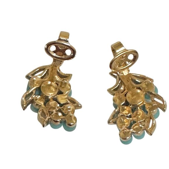 Vintage Crown Trifari gold tone turquoise beaded clip on earrings - Picture 6 of 10
